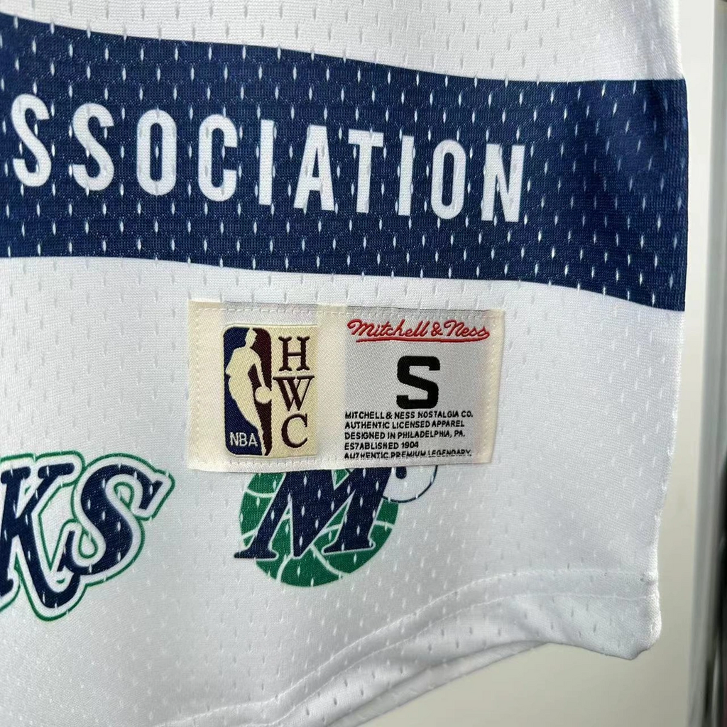 Dallas Mavericks Mitchell & Ness HWC Retro Tee for Men - Detail Closeup - Neckline & Tag