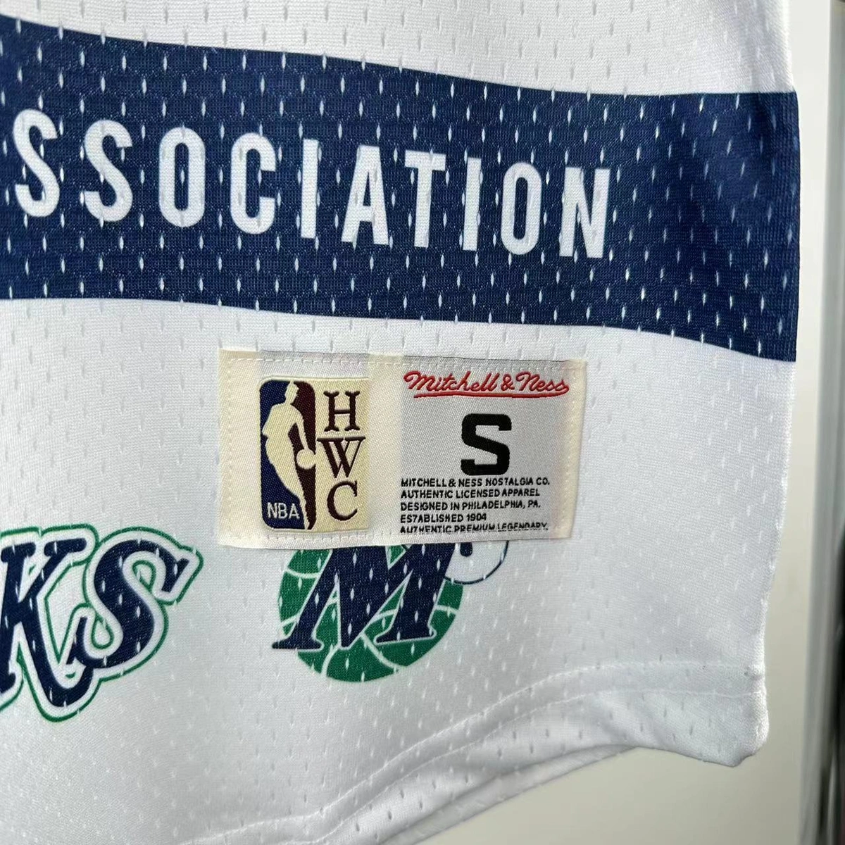 Dallas Mavericks Mitchell & Ness HWC Retro Tee for Men - Detail Closeup - Neckline & Tag